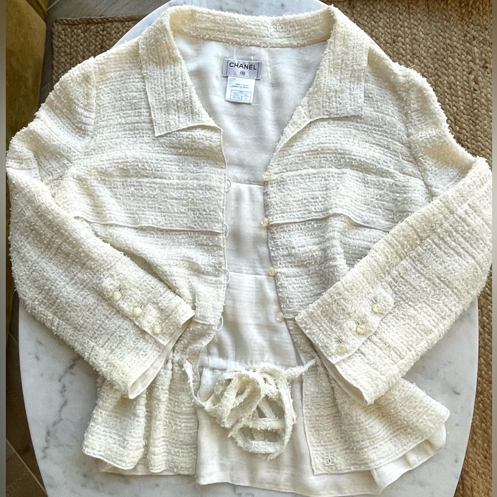 >SOLD< CHANEL Lightweight blousy blazer, gathered waist, camellia buttons, CC, - Picture 11 of 16